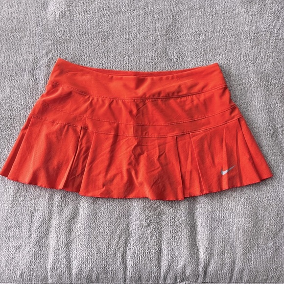 Nike Womens Pleated Woven Skirt - Turf Orange/Matte Silver Code: 596687-847 L - Picture 2 of 6